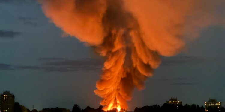 Потужний вибух пролунав на складах в Британії