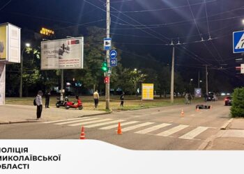 В центрі Миколаєва водій електроскутера збив жінку на переході (ФОТО)