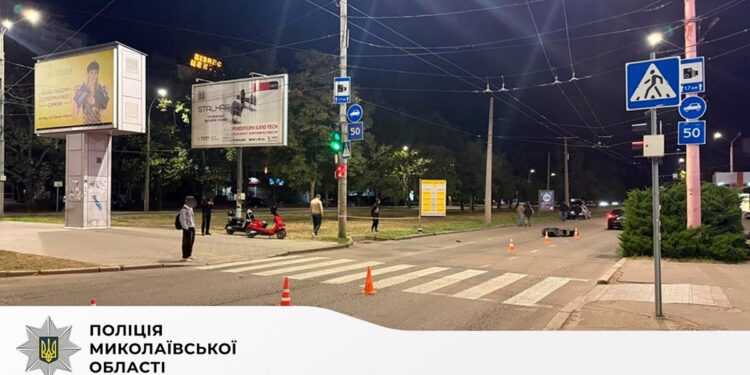В центрі Миколаєва водій електроскутера збив жінку на переході (ФОТО)