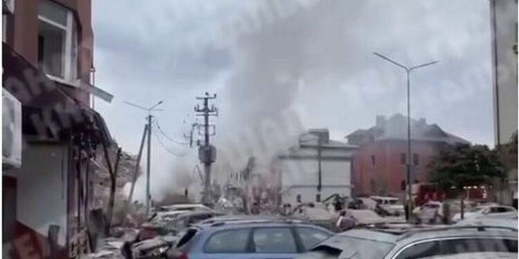 У Києві внаслідок ракетно-дронової атаки майже зруйнована одна з вулиць (ВІДЕО)