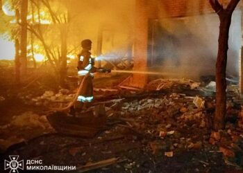 В Очакові внаслідок обстрілів гасили масштабну пожежу (ФОТО, ВІДЕО)