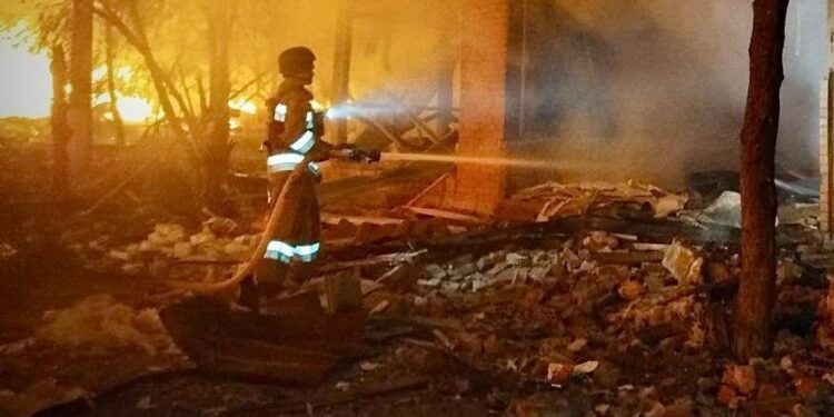 В Очакові внаслідок обстрілів гасили масштабну пожежу (ФОТО, ВІДЕО)