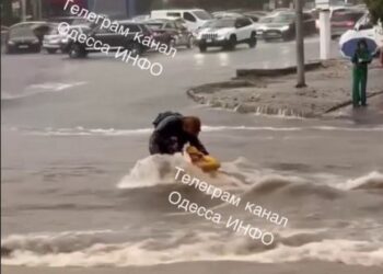 Одеса тоне, у Чорноморську потоп, вода продовжує наступати (ВІДЕО)