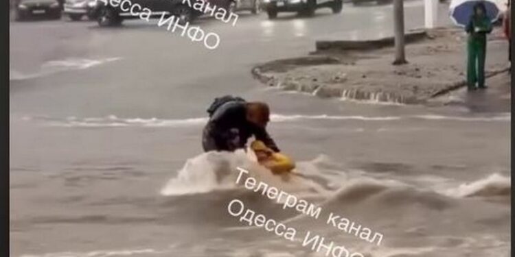 Одеса тоне, у Чорноморську потоп, вода продовжує наступати (ВІДЕО)