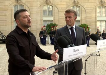 Зеленський прибув до Парижа разом з президентом Фінляндії, Макрон вже чекав (ВІДЕО)