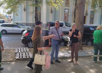У центрі Миколаєва екологи зафіксували пошкодження платанів на літньому майданчику. Штраф смішний (ФОТО)