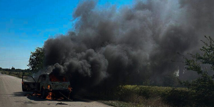 На Миколаївщині під час руху спалахнула автівка (ФОТО)