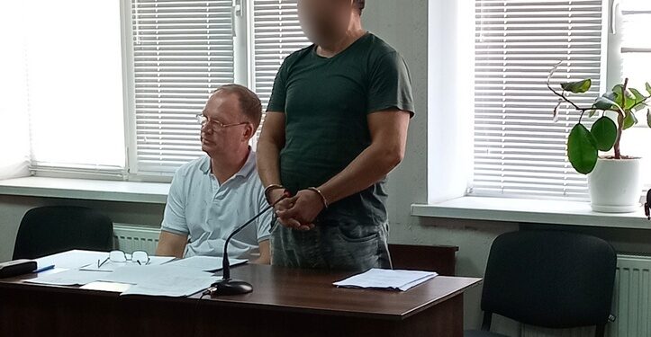 У Миколаєві “чорний лісоруб” хотів за 800 євро викупити у слідчого арештований “ГАЗ” – його взяли просто в кабінеті