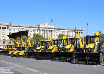 Вісім громад Миколаївщини отримали екскаватори та навантажувачі від UNOPS за підтримки Данії (ФОТО)