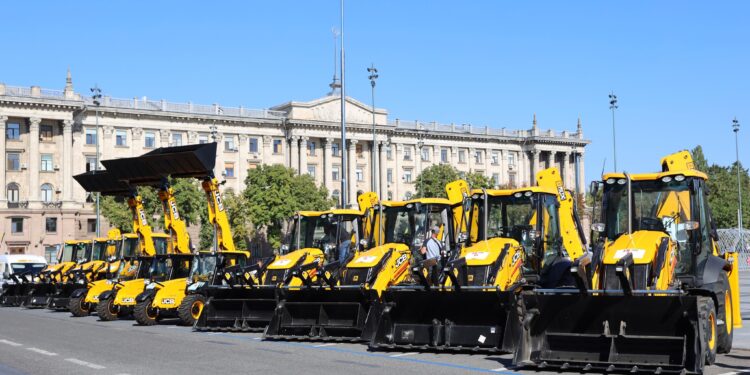 Вісім громад Миколаївщини отримали екскаватори та навантажувачі від UNOPS за підтримки Данії (ФОТО)