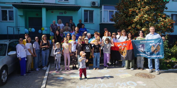 Чекали на повернення всім будинком – як миколаївця Артема Новікова, який був у російському полоні 1245 днів, вітали сусіди (ФОТО, ВІДЕО)