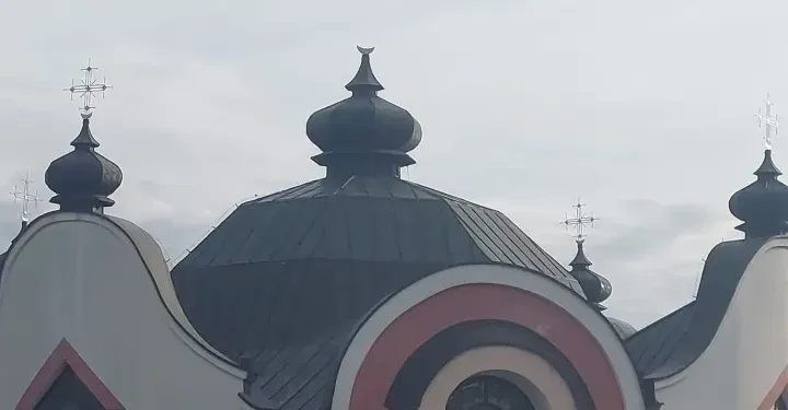 У Польщі пошкодили дах та зрізали хрест з купола Української Греко-Католицької церкви