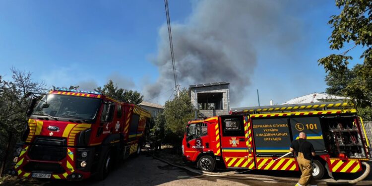 У Миколаєві горить очерет, є небезпека для житлових будинків (ФОТО)