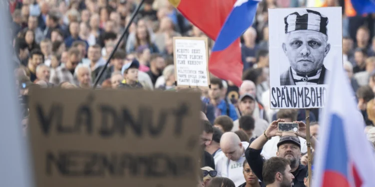 У Словаччині знову протестували проти Фіцо (ФОТО)