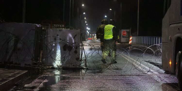 Поляки вночі повністю закрили кордон з Білоруссю (ФОТО)