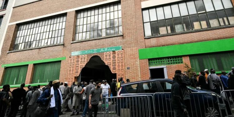 У Франції до 9 мечетей підкинули свинячі голови. Підозрюють провокацію РФ (ФОТО)