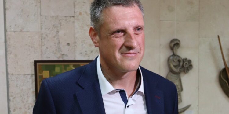 «Нове зерно» – у Миколаєві відкрилась виставка дереворізьблення та живопису Юрія Одробінського (ФОТО)