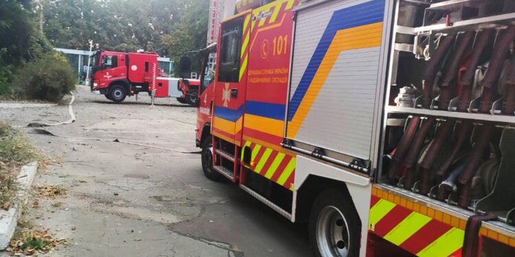У Миколаєві і Снігурівці рятувальники гасили пожежі, що виникли внаслідок ворожих атак (ФОТО)