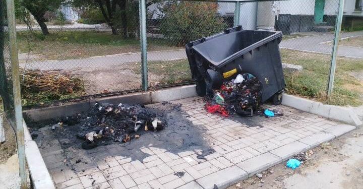 Вночі у Миколаєві згоріло 8 сміттєвих контейнерів, і вони – далеко не перші (ФОТО)