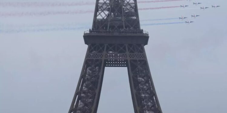 На Ейфелевій вежі в Парижі викарбують імена 72 жінок-науковиць