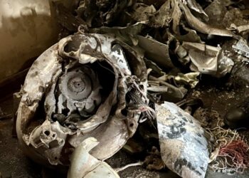 Посол ЄС в Україні Катарина Матернова показала уламки «Іскандеру», який атакував будівлю Кабміну (ФОТО)