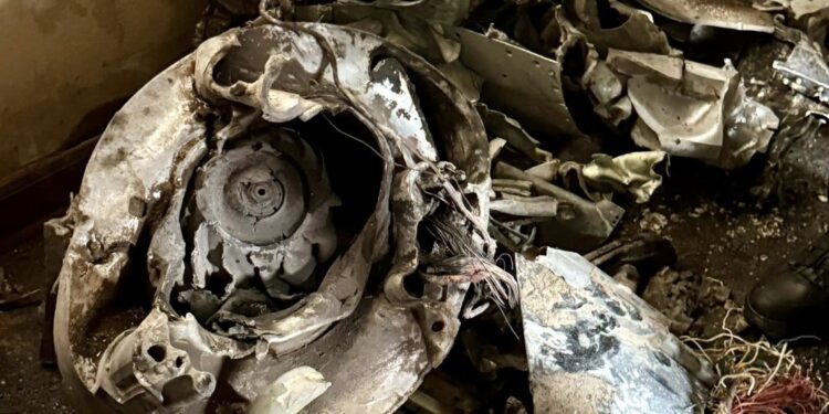 Посол ЄС в Україні Катарина Матернова показала уламки «Іскандеру», який атакував будівлю Кабміну (ФОТО)