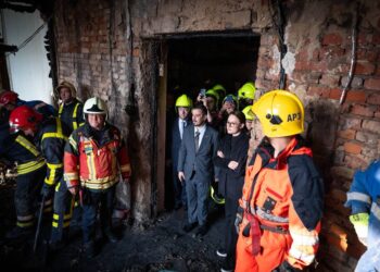 “Це новий етап війни”, – Свириденко показала послам наслідки удару по Кабміну і вилізла на дах (ФОТО)