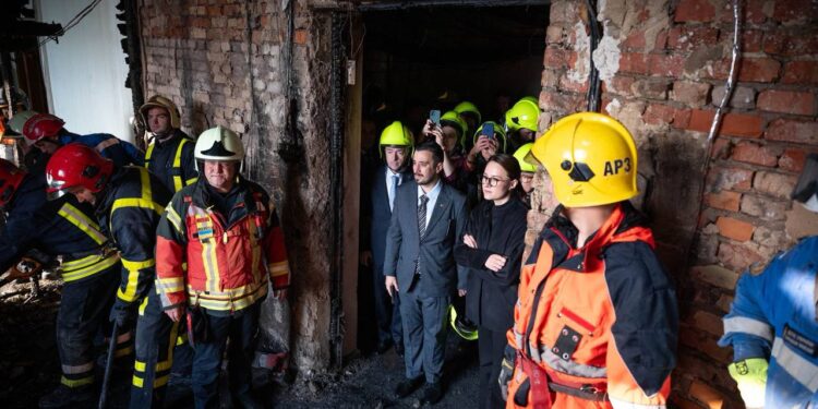 “Це новий етап війни”, – Свириденко показала послам наслідки удару по Кабміну і вилізла на дах (ФОТО)