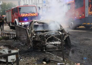 Рашисти вдарили по Дніпру – більше 10 поранених, – Зеленський (ФОТО, ВІДЕО)