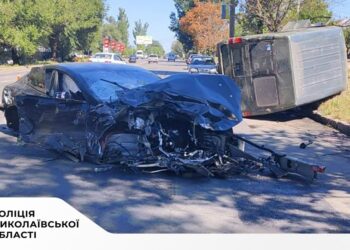 Lanos та Tesla влаштували потрійну ДТП у Миколаєві: водії двох автомобілів потрапили до лікарні (ФОТО)