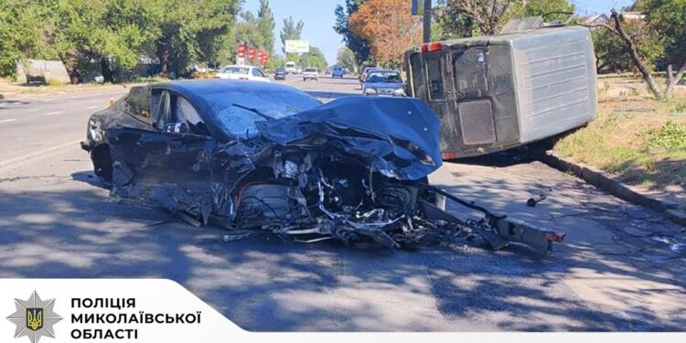 Lanos та Tesla влаштували потрійну ДТП у Миколаєві: водії двох автомобілів потрапили до лікарні (ФОТО)