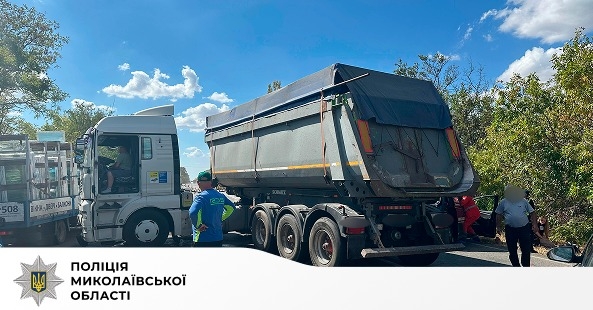 На Миколаївщині в ДТП зіткнулися 3 автомобілі, 4 особи зазнали травмувань (ФОТО)