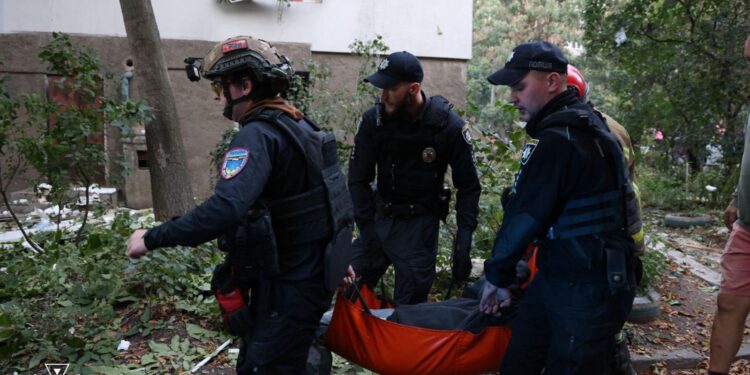 Ціллю ворога була інфраструктура, житлові райони та цивільні підприємства. Відомо про десятки поранених – Зеленський (ФОТО, ВIДЕО)