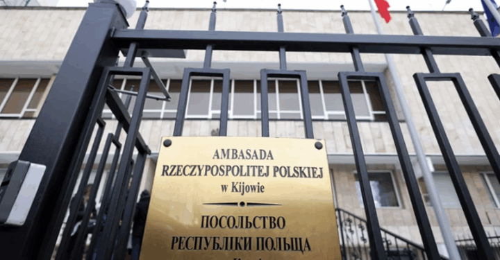 У Києві через російську атаку пошкоджено будівлю посольства Польщі