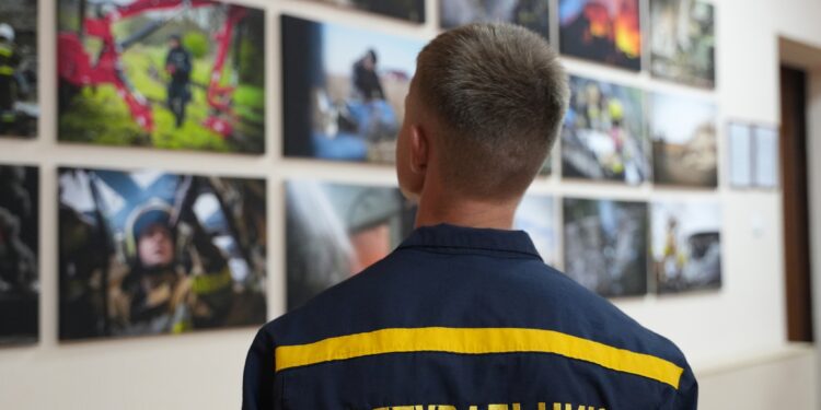 «Надзвичайні»: рятувальники Миколаївщини презентували фотовиставку, присвячену роботі під час війни (ФОТО, ВІДЕО)