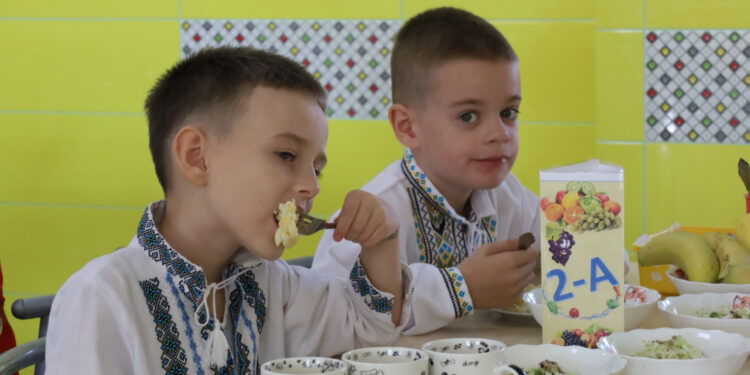 У Миколаєві безоплатні обіди отримують всі школярі: чим годують дітей (ФОТО)