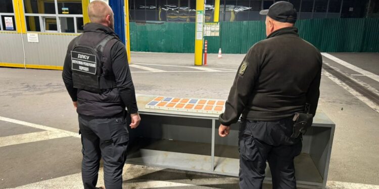 В Україну намагалися незаконно ввезти 29 новеньких «Apple 17 Pro Max» (ФОТО)