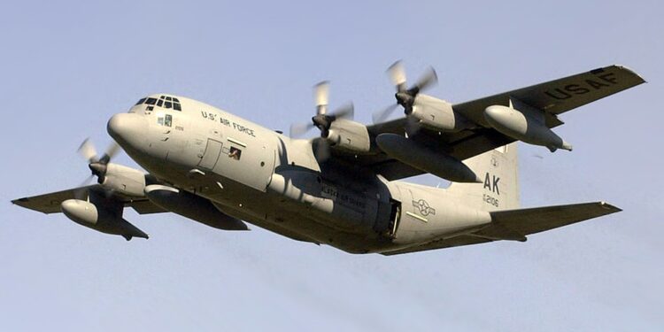 У Німеччині військовий транспортний літак після зльоту обстріляли піротехнікою