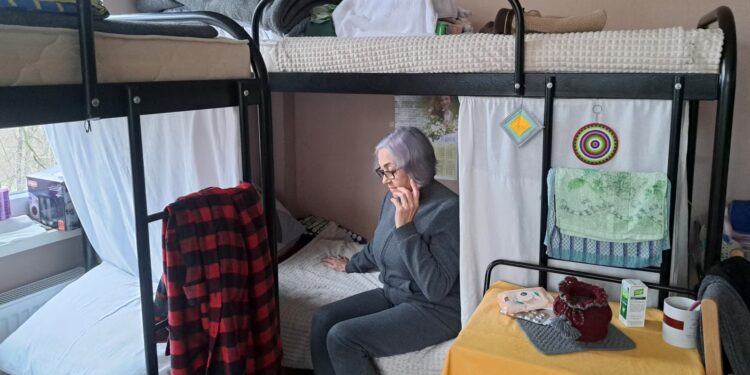 Замість житла – ліжко за шторкою. На що насправді можуть розраховувати постраждалі від війни (ФОТО)