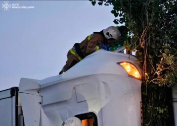 Під Миколаєвом перекинувся DAF з напівпричепом – водій помер в “швидкій”