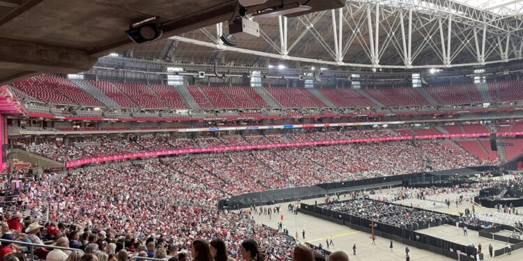 У США похорон Чарлі Кірка перетворився на 100-тисячний мітинг-концерт з Трампом за броньованим склом (ФОТО, ВІДЕО)