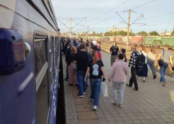 Ворог атакував підстанції Укрзалізниці, на кількох напрямках затримуються поїзди