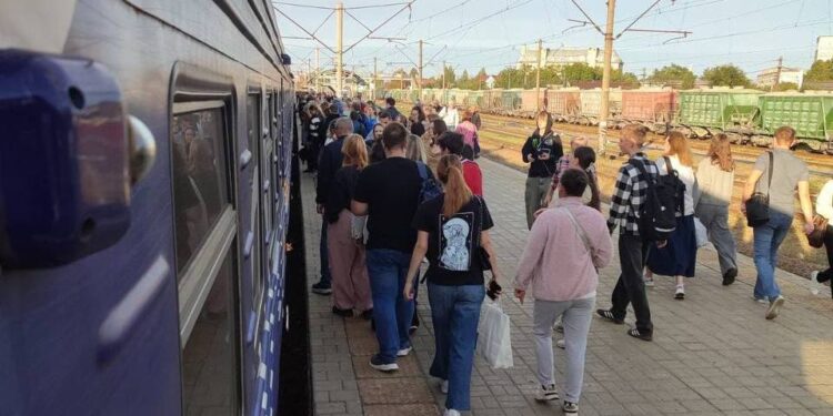 Ворог атакував підстанції Укрзалізниці, на кількох напрямках затримуються поїзди