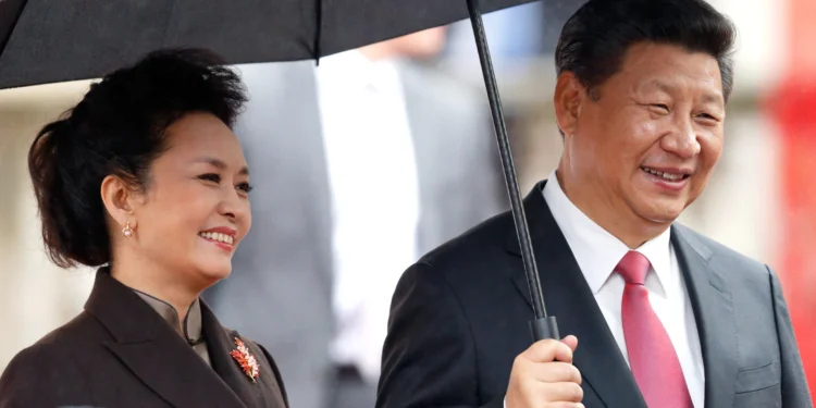 Була співачкою – стала першою леді Китаю. Таємниці дружини Сі Цзіньпіна (ФОТО)