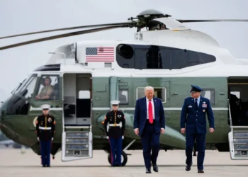 У Вашингтоні арештували чоловіка, який навів лазерну указку на гелікоптер з Трампом