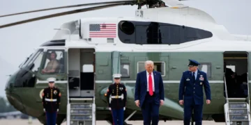 У Вашингтоні арештували чоловіка, який навів лазерну указку на гелікоптер з Трампом