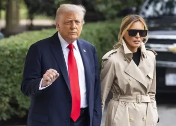 Трампи прибули до Лондона, активісти їх зустріли нагадуванням про Епштейна (ФОТО, ВІДЕО)