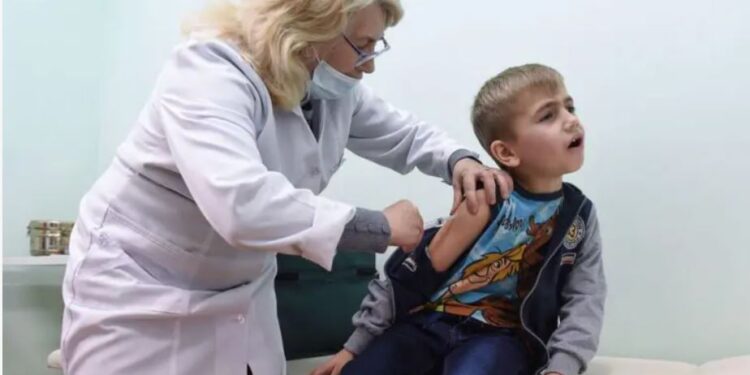 Чи стоїть Україна на порозі епідемій? Що загрожує дітям і чому дорослим треба боятися наслідків ковіду