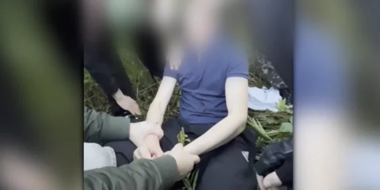 У Польщі підлітки побили українця, поголили, обмалювали і зафільмували