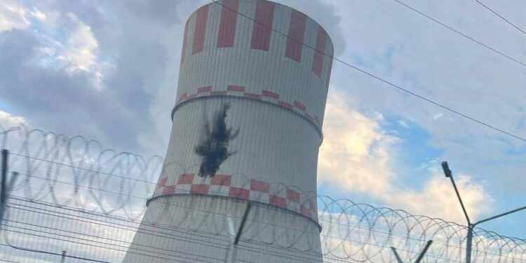 У РФ дрон після придушення РЕБ врізався в градирню Нововоронезької АЕС (ФОТО)